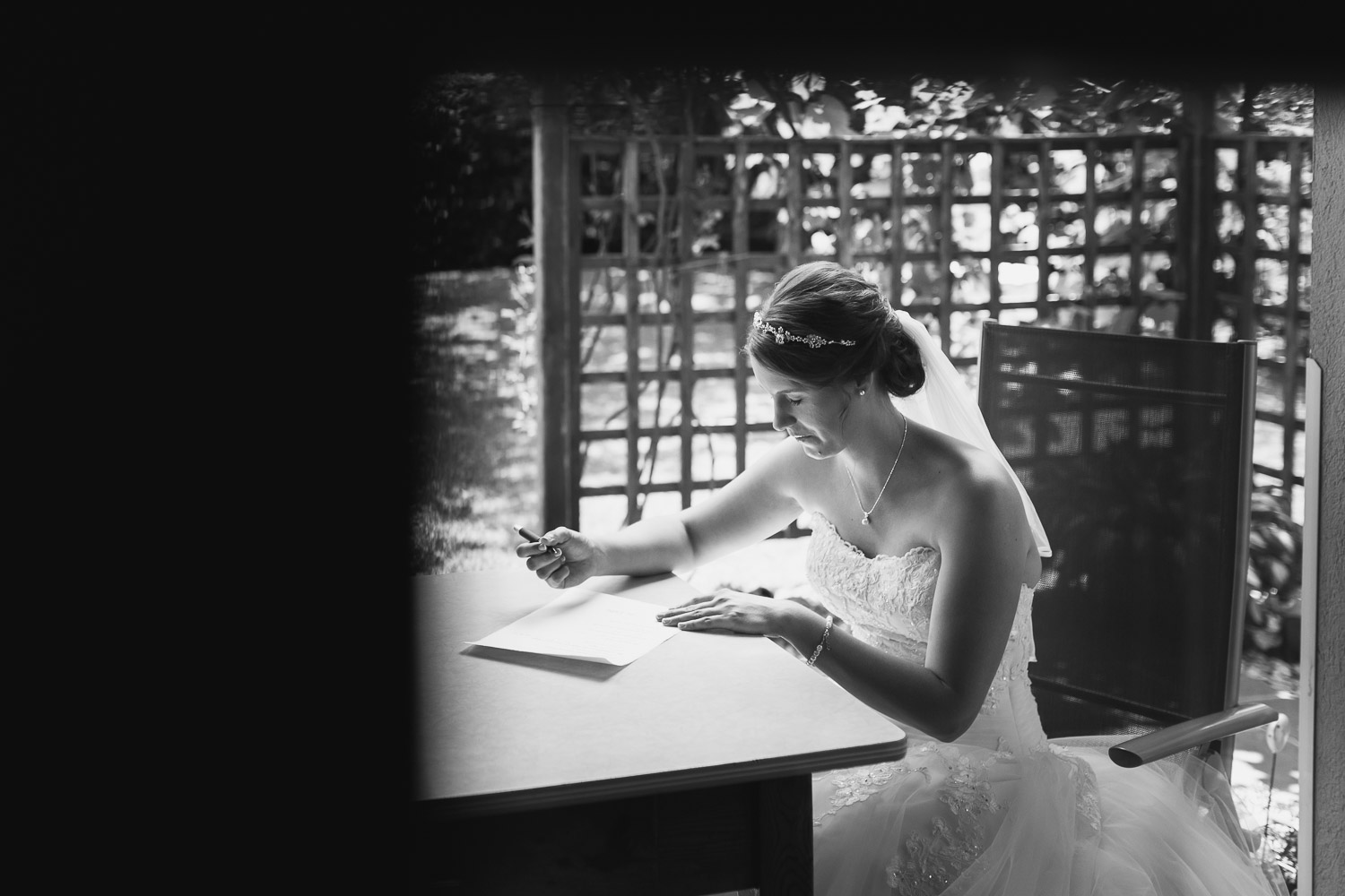 Braut beim Schreiben