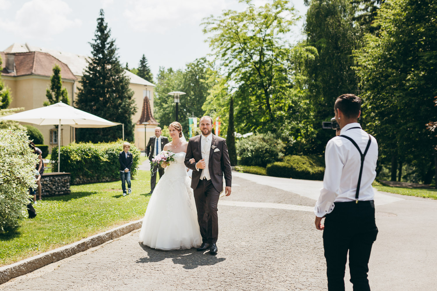 Brautpaar vor dem Schlossgarten von Schloss Johnsdorf
