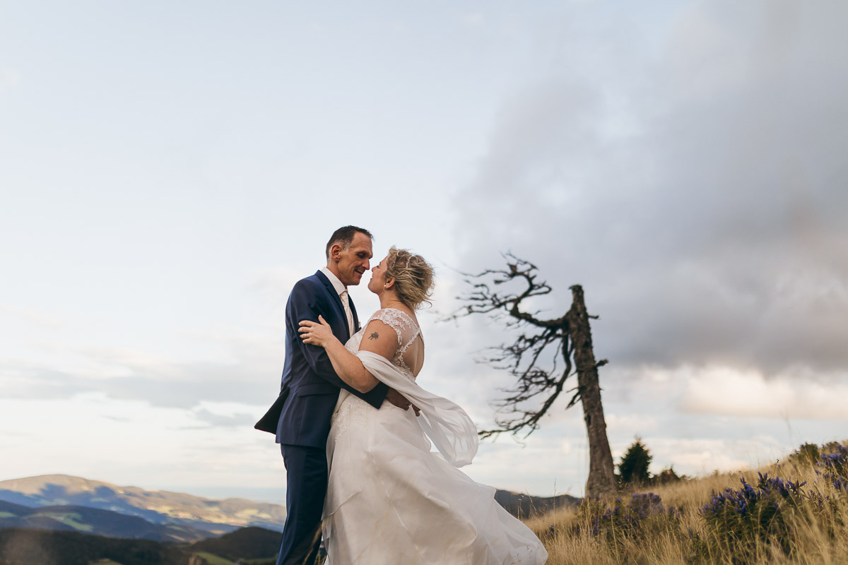 Hochzeitsfotos im Abendlicht auf der Sommeralm vom Hochzeitsfotografen Steiermark