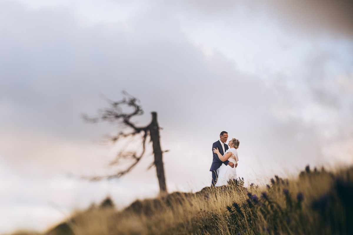 Freelensing-Brautpaarshooting auf der Alm im Spätsommer