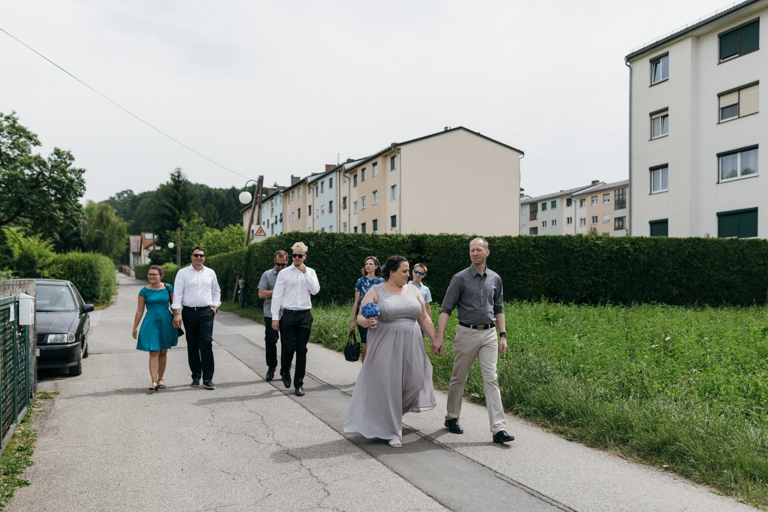Gleisdorfer Sommerhochzeit, Brautpaar und Familie auf dem Weg zur Trauung