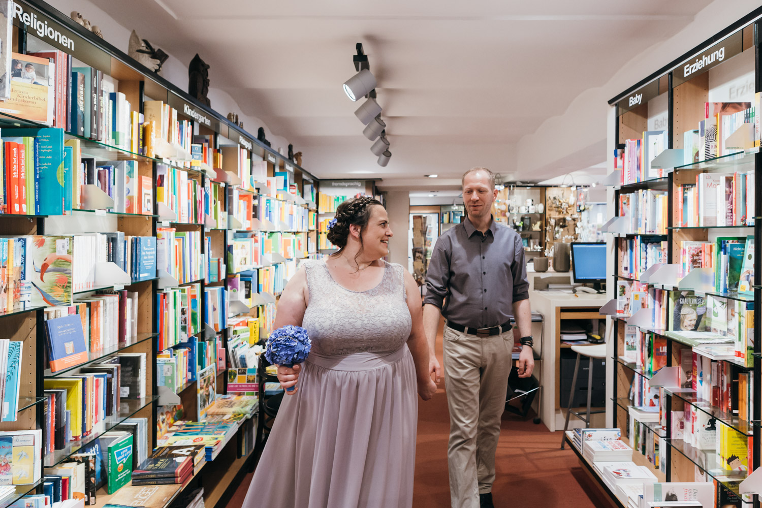 Urbanes Brautpaarshooting in der Buchhandlung Plautz, Hochzeit Gleisdorf