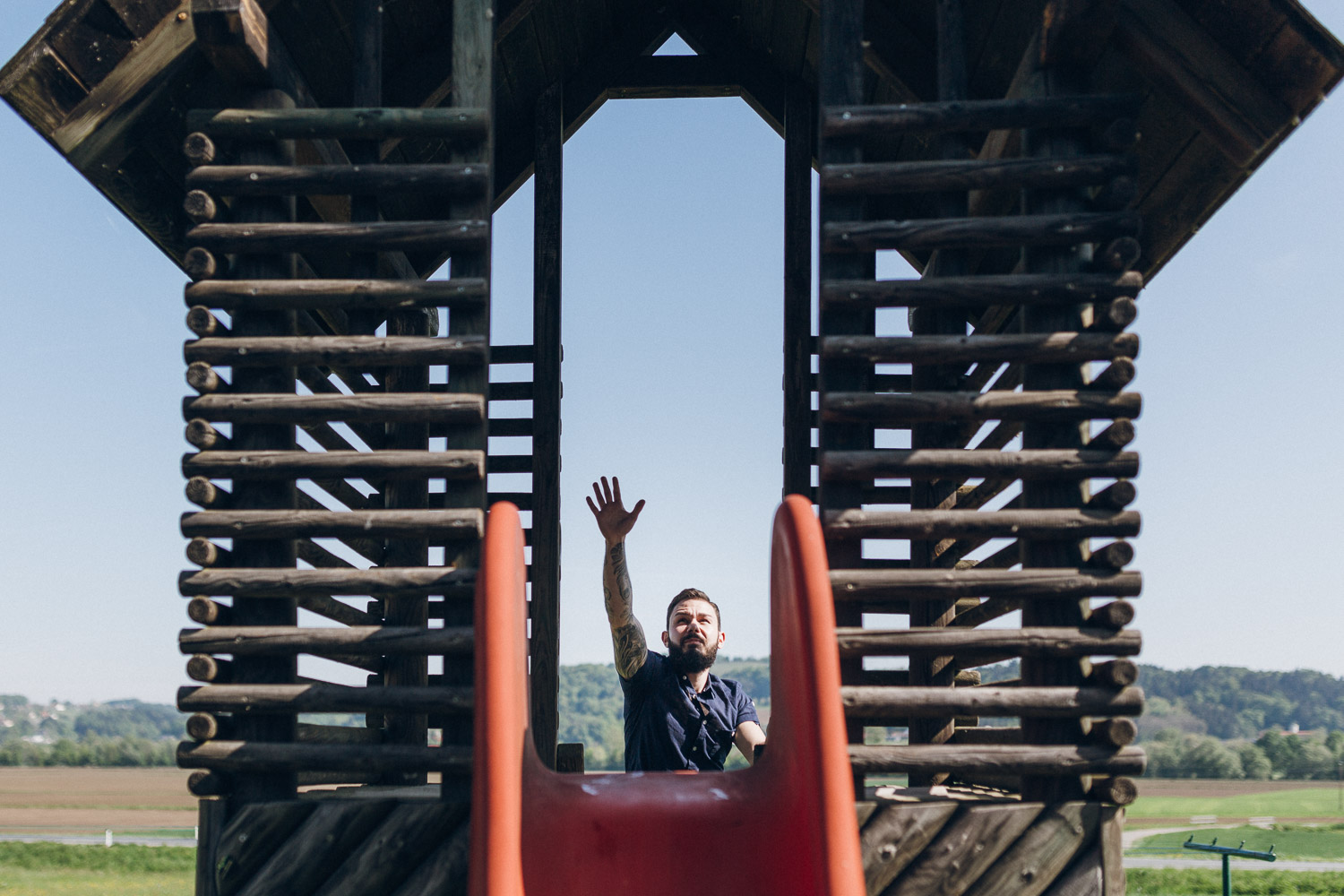 Bräutigam am Spielplatz