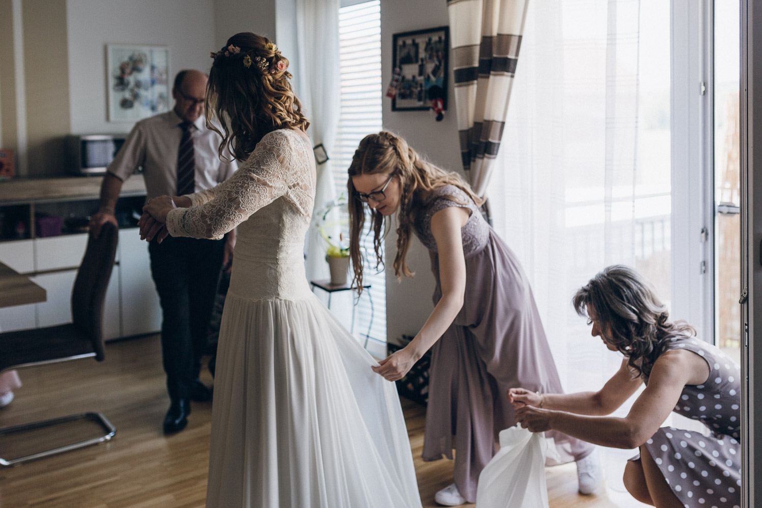 Braut beim Styling mit Familie