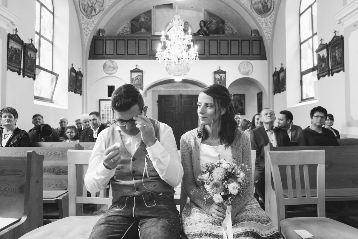 Gerührtes Brautpaar in der Kirche Lödersdorf