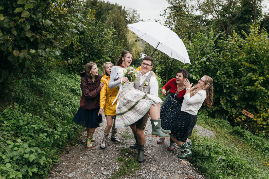 Bunte Regenhochzeit mit Gummistiefeln