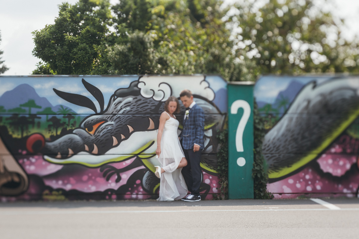 Moderne Hochzeit Feldbach vor Graffitiwand