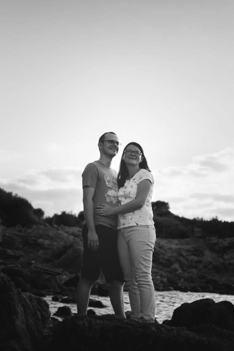 Paarfoto in Schwarz-Weiß am Meer auf Mallorca