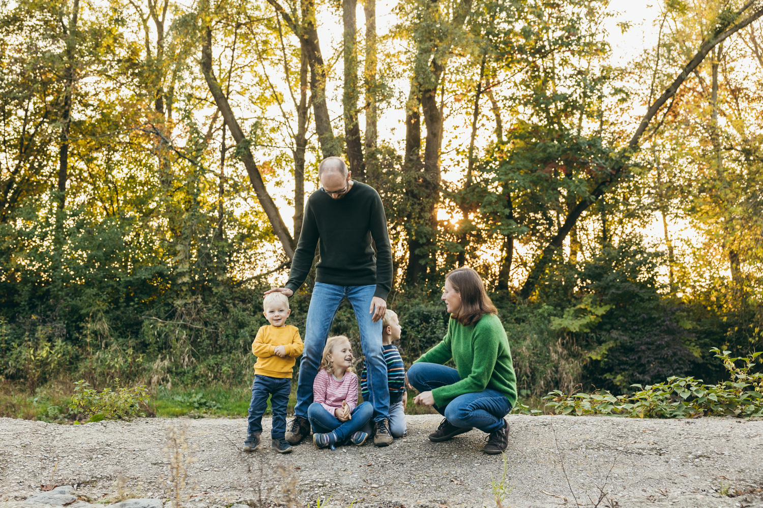 Familien-Fotoshooting mit buntem Herbstlaub, Backlight