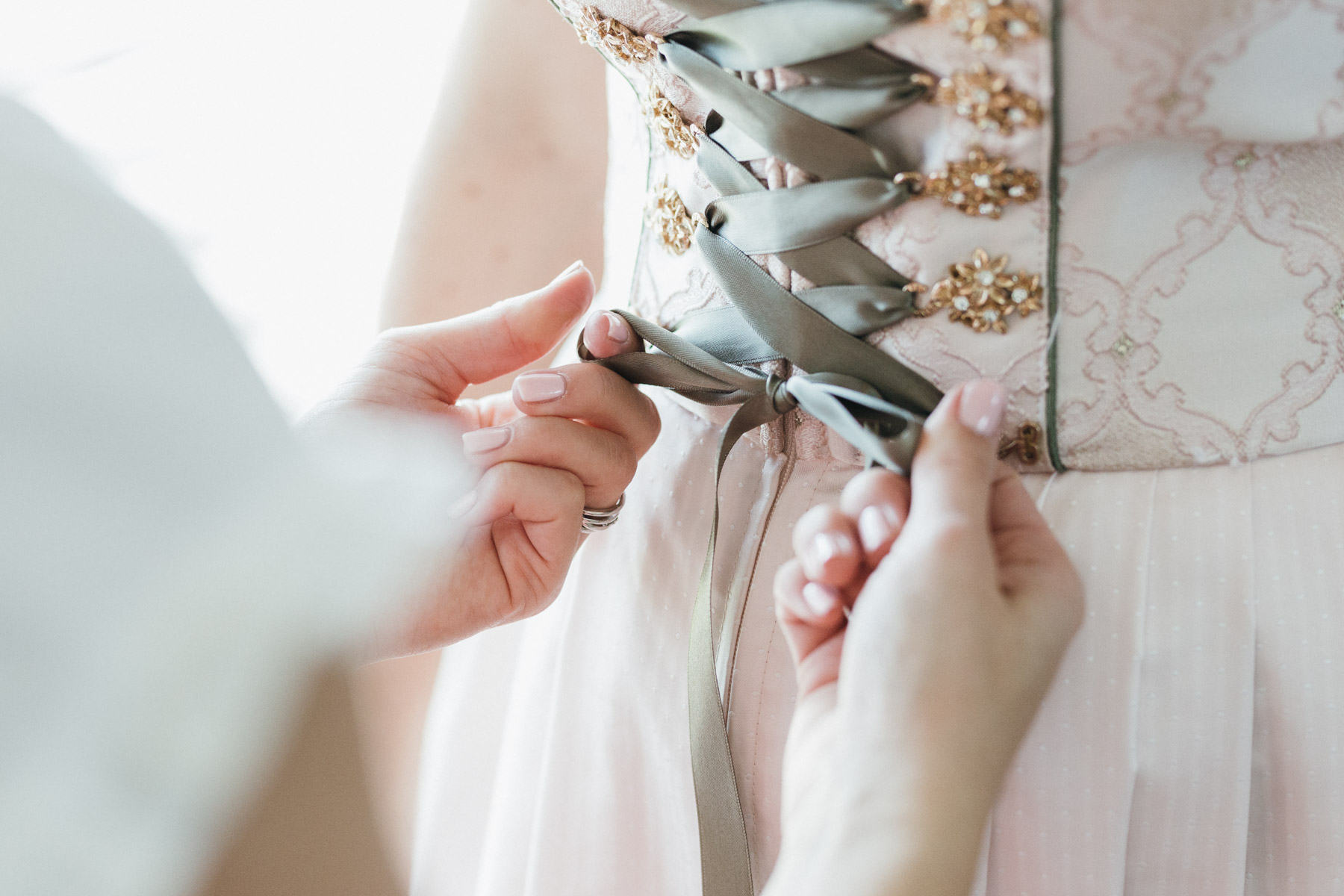 Braut beim Getting-ready, Detail vom Kleid