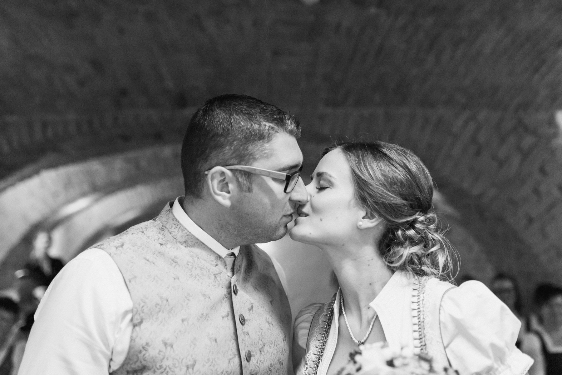 Kuss des Brautpaares bei der standesamtlichen Trauung im Gerberhaus in Fehring, Schwarz-Weiß