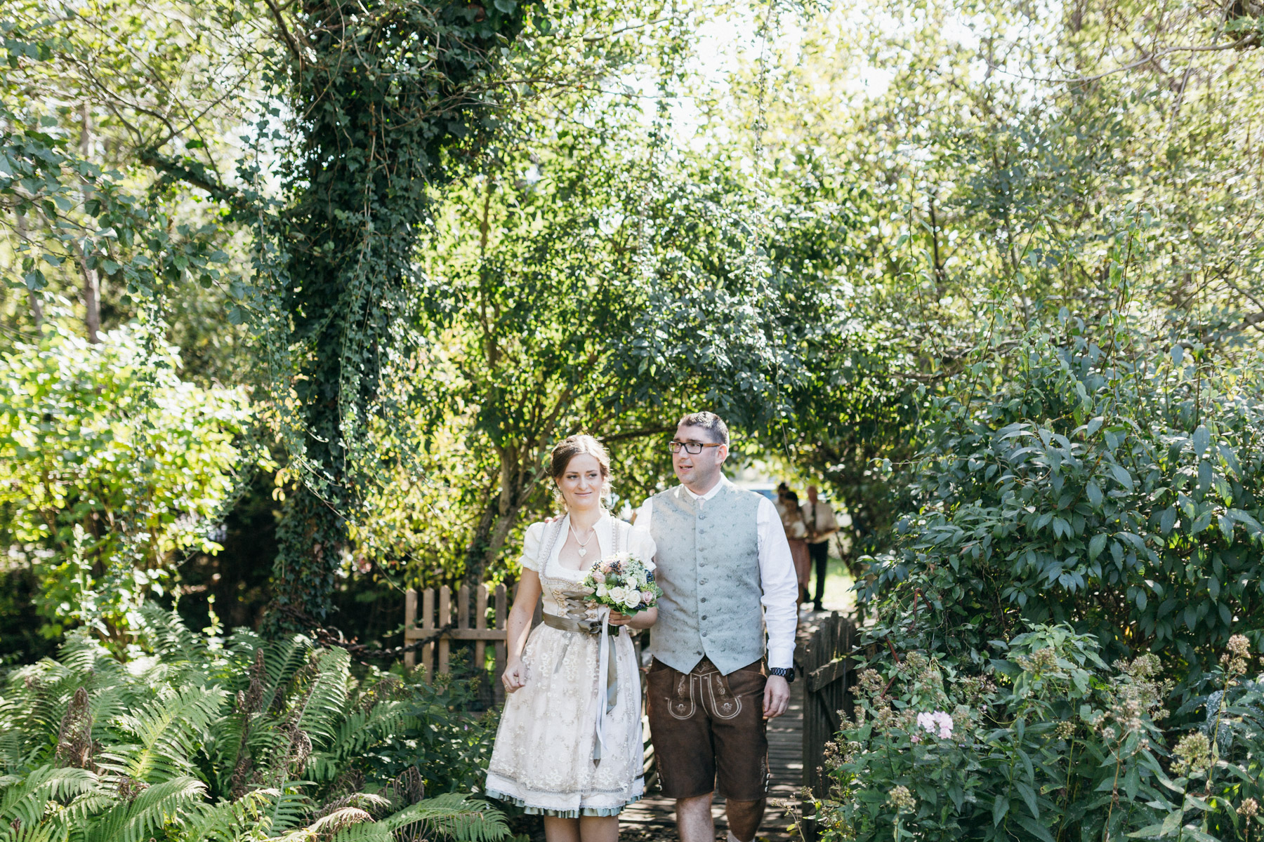 Braut und Bräutigam im Garten