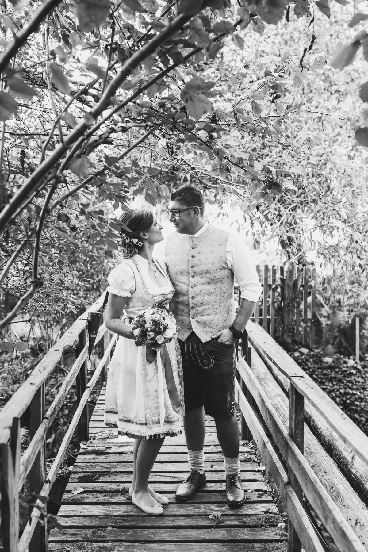 Vintage-Hochzeit in Dirndl und Lederhose, Brautpaarshooting in Schwarz-Weiß, Geheimhochzeit Fehring