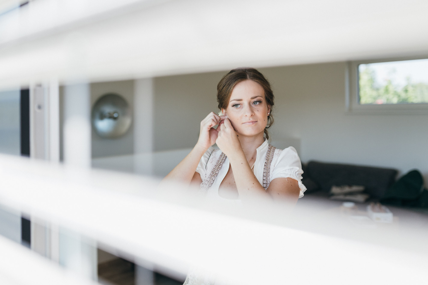 Brautstyling am Morgen bei der geheimen Hochzeit Fehring, Portrait von der Braut