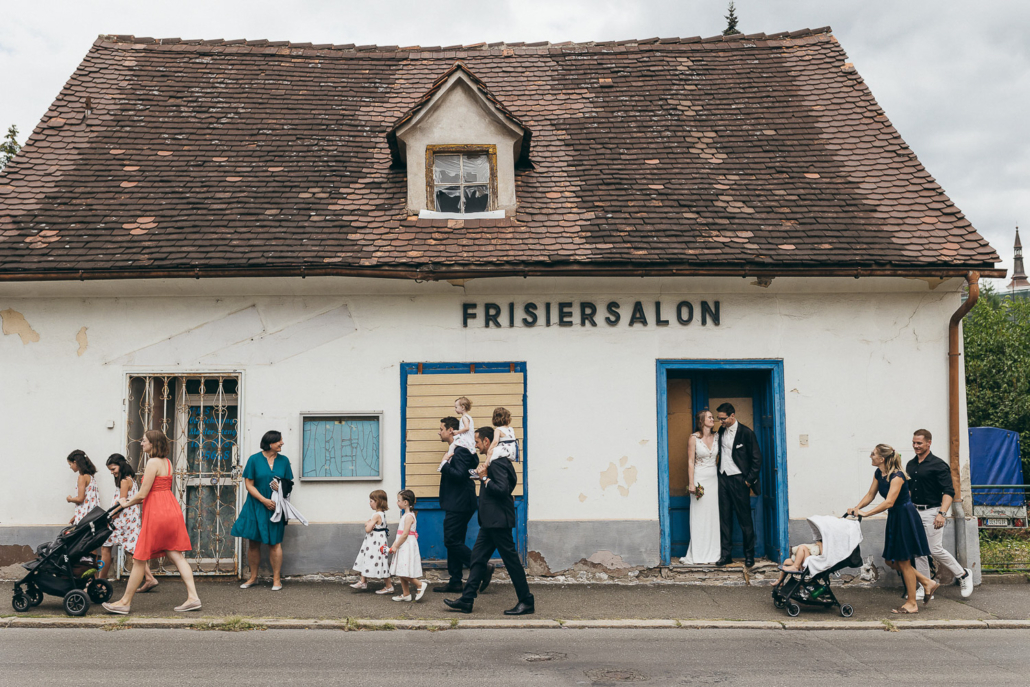 Gruppenfoto unterwegs bei der Hochzeit in Leoben, Steiermark