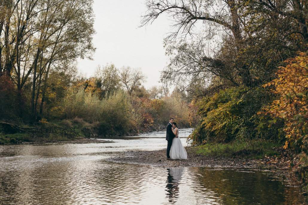 Brautpaar im Herbst am Flussufer, Brautpaarshooting