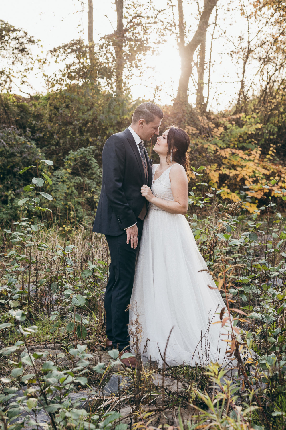 After-Wedding-Shooting mit Backlight an der Raab in Lödersdorf, Südoststeiermark, Sonnenuntergangsshooting