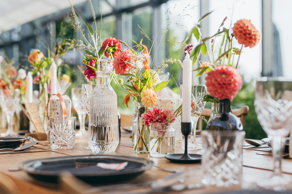 Hochzeitstafel mit Dahlien, Sommerhochzeit Vom Hügel, Bio-Blumen-Bauernhof Steiermark