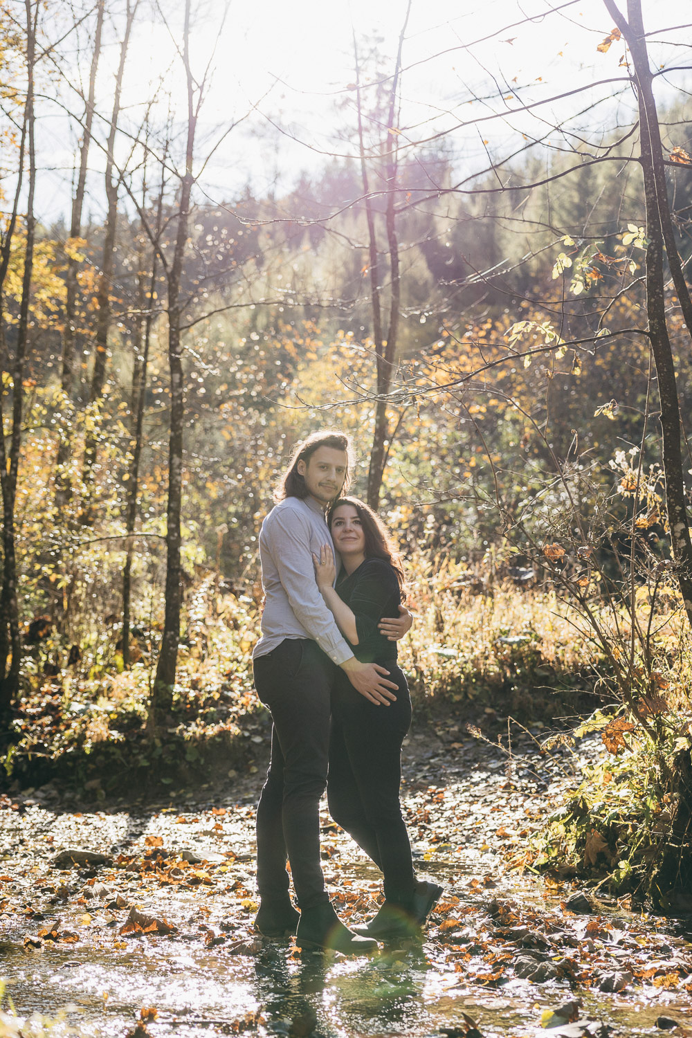 Paarfoto-Shooting in der Nähe von Graz im Herbstwald, Paar im Backlight, bunte Blätter im Hintergrund, Close-up