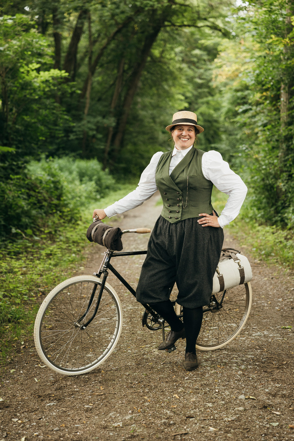 Outdoor-Portrait-Shooting mit historischer Fahrrad-Mode, Graz, Steiermark