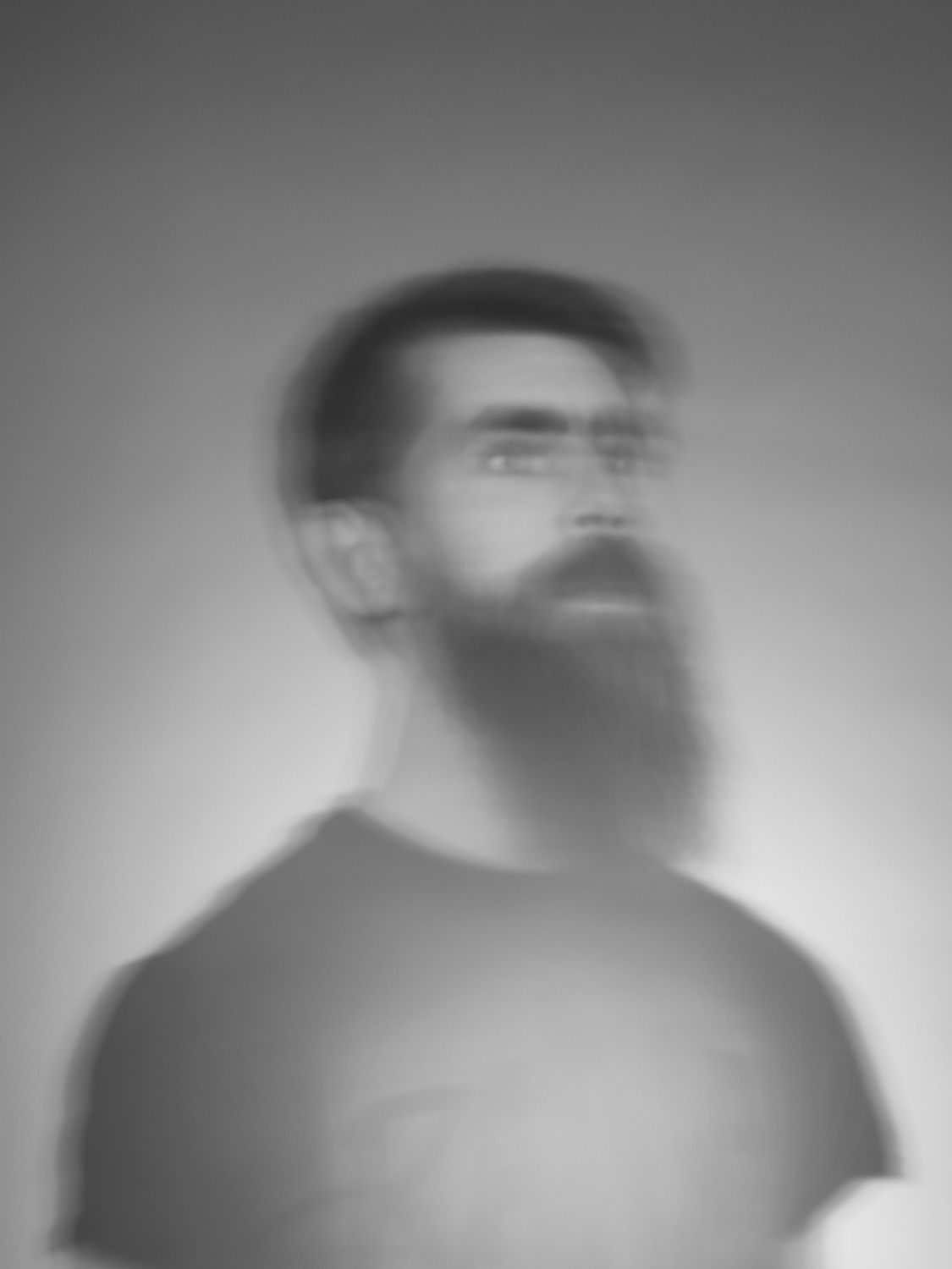 Portrait im Studio mit leichter Unschärfe in Schwarz-Weiß