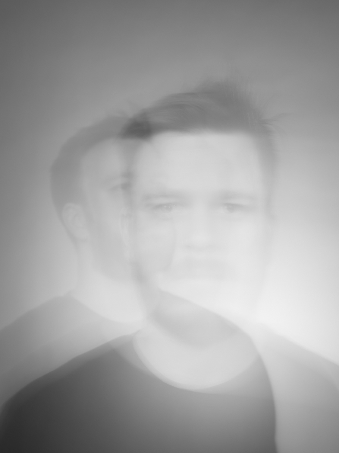 Portrait im Studio mit Doppelbelichtung in Schwarz-Weiß
