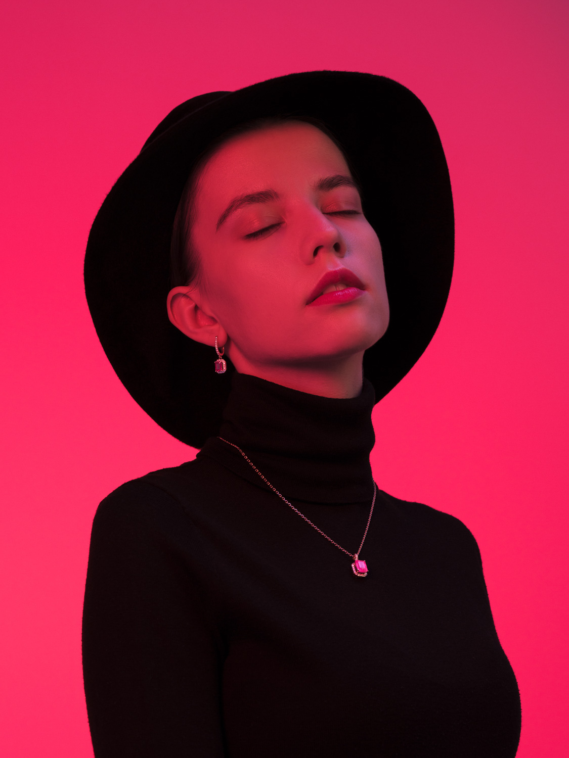 Studio-Portrait in Schwarz und Pink