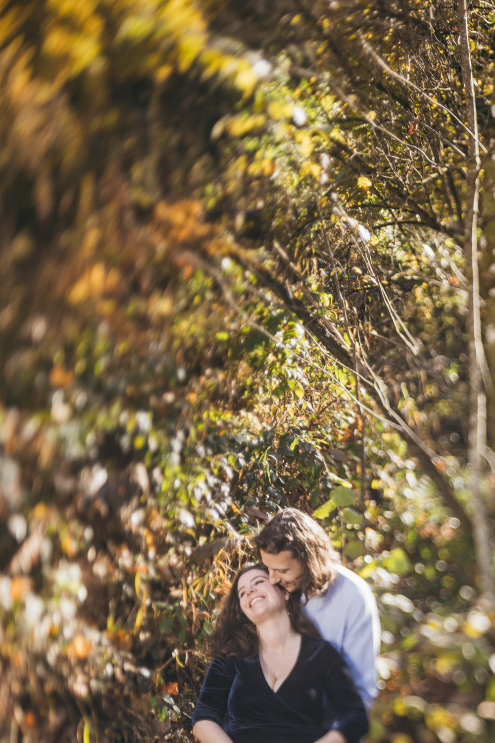 Verlobungsshooting im goldenen Herbstwald, freelensing