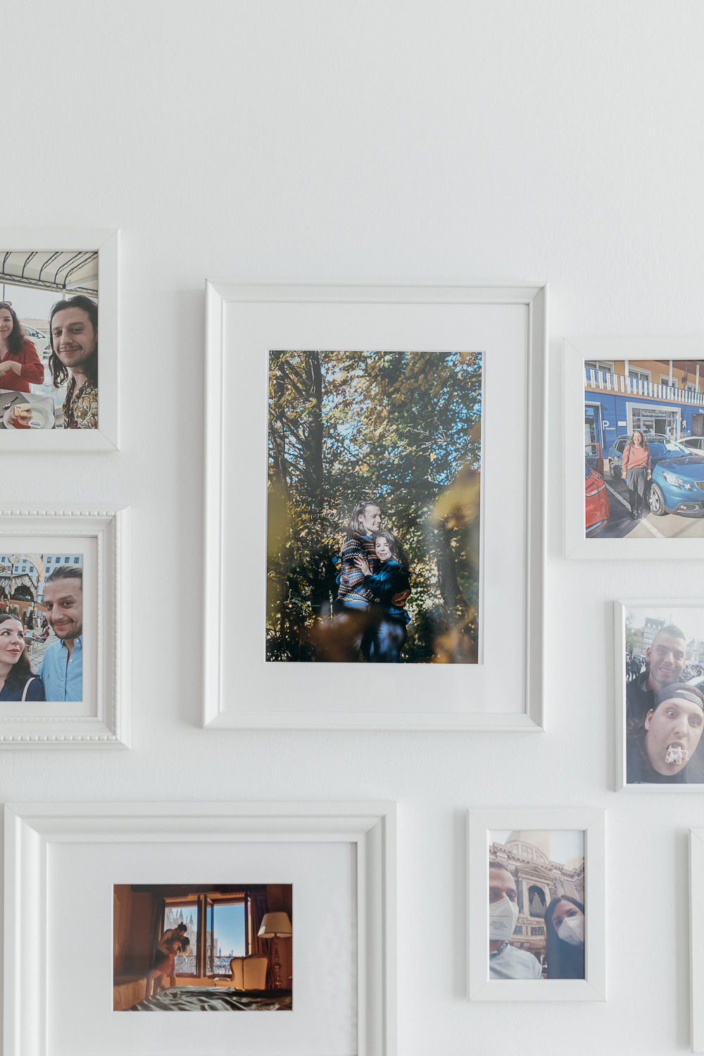 Fotos an der Wand, intimer Einstieg in die Hochzeit zu zweit