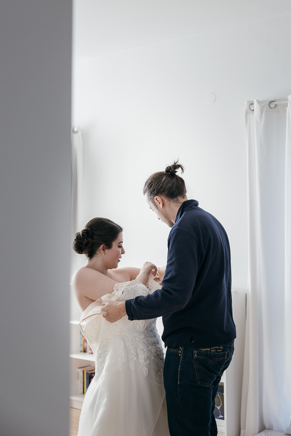 Elopement Graz, Bräutigam hilft Braut beim Ankleiden