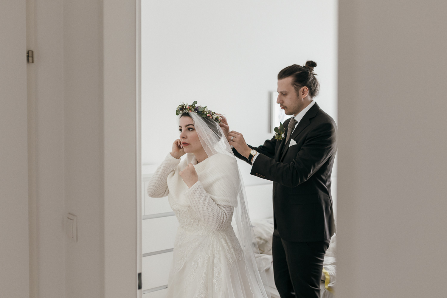 Tiny Wedding in Graz, Brautpaar beim Styling