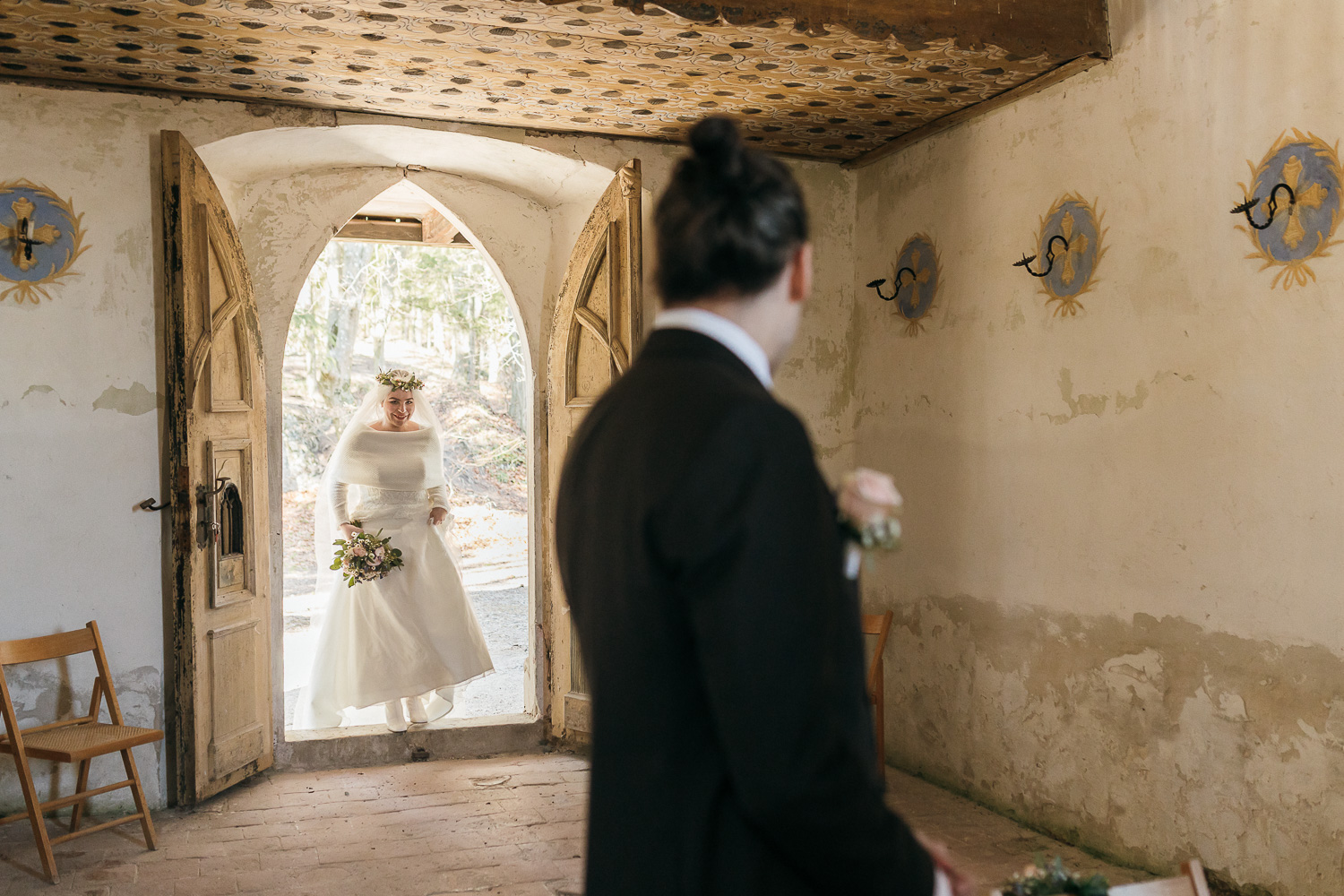 Braut betritt die Kapelle für das intime Elopement