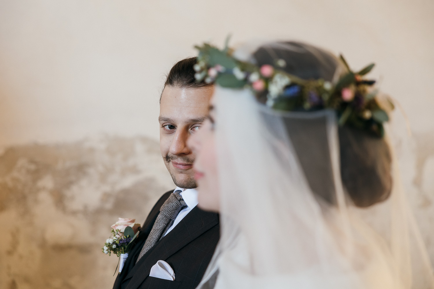 Bräutigam und Braut im Profil in der Unschärfe