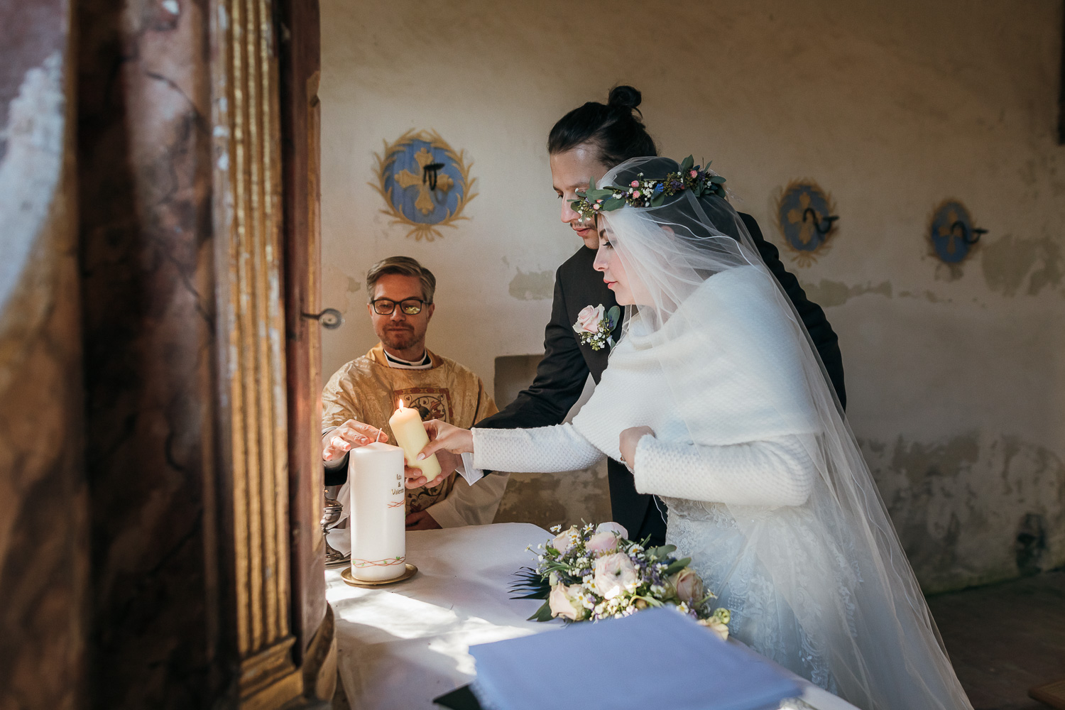 Kerze anzünden beim Elopement in der Kapelle, Stift Rein, Steiermark