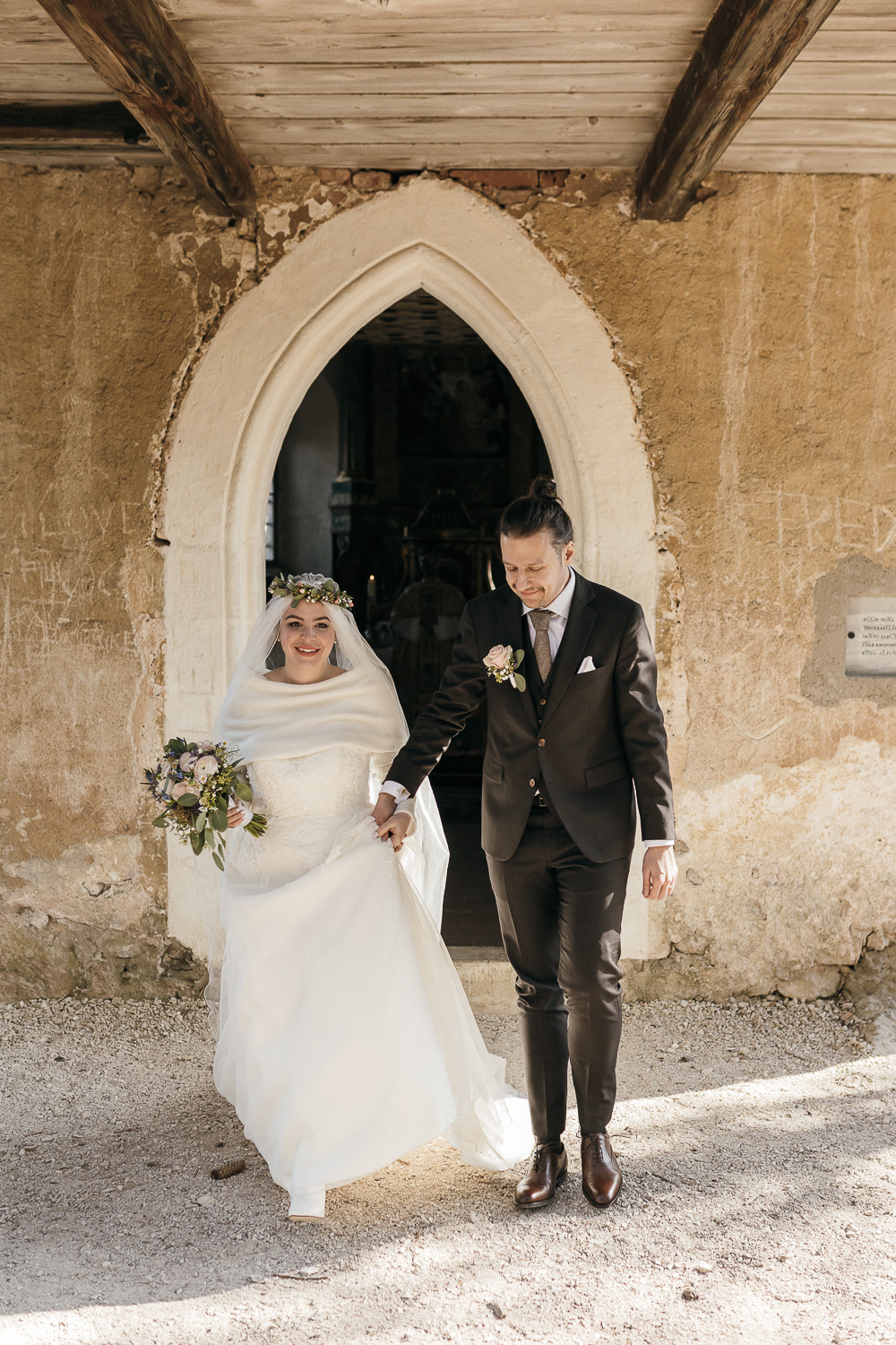 Braut und Bräutigam verlassen freudestrahlend die Kapelle nach der kirchlichen Trauung, Stift Rein Steiermark