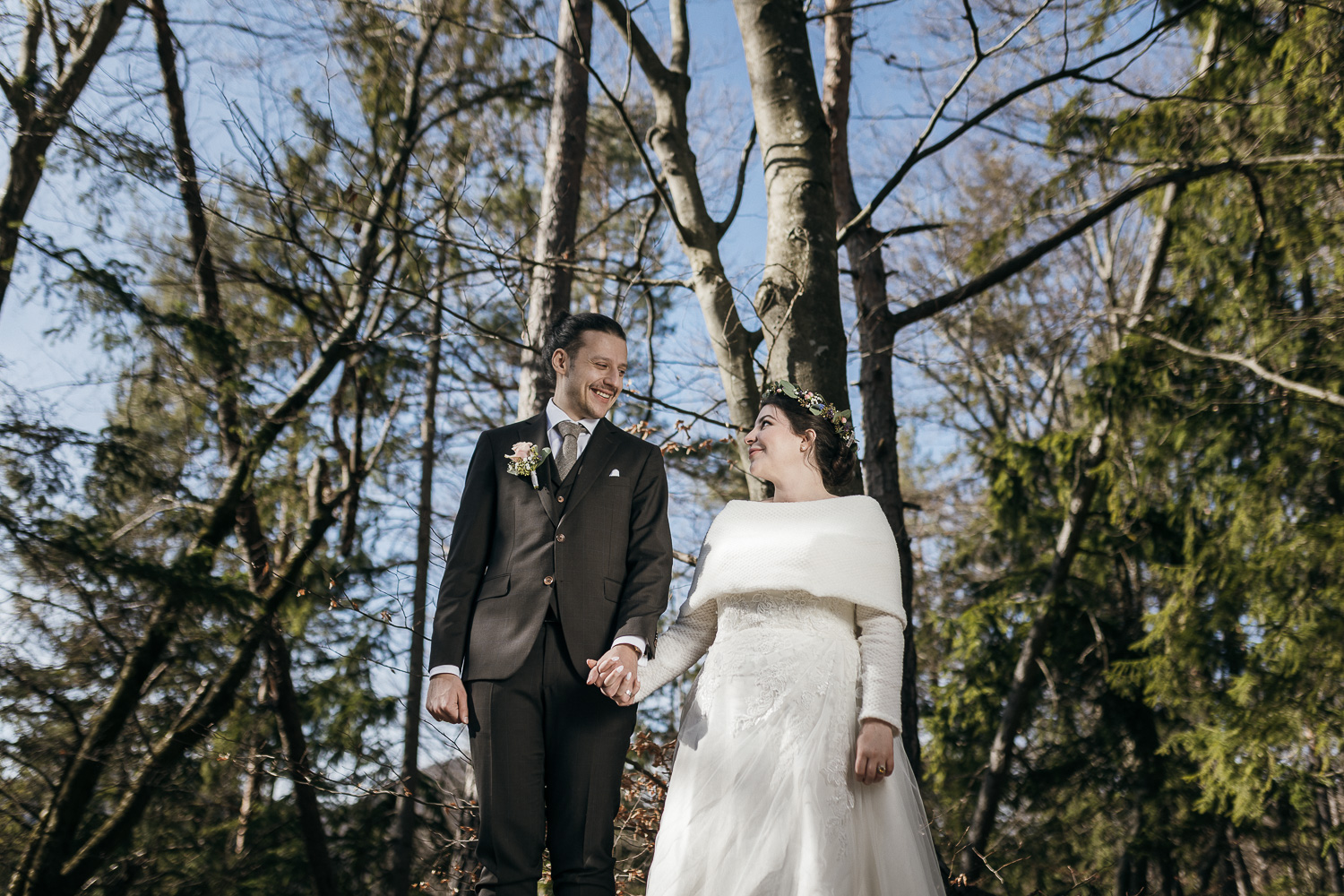 Intime Winterhochzeit im Feber bei strahlendem Sonnenschein in einem Wald bei Stift Rein, Graz, Steiermark