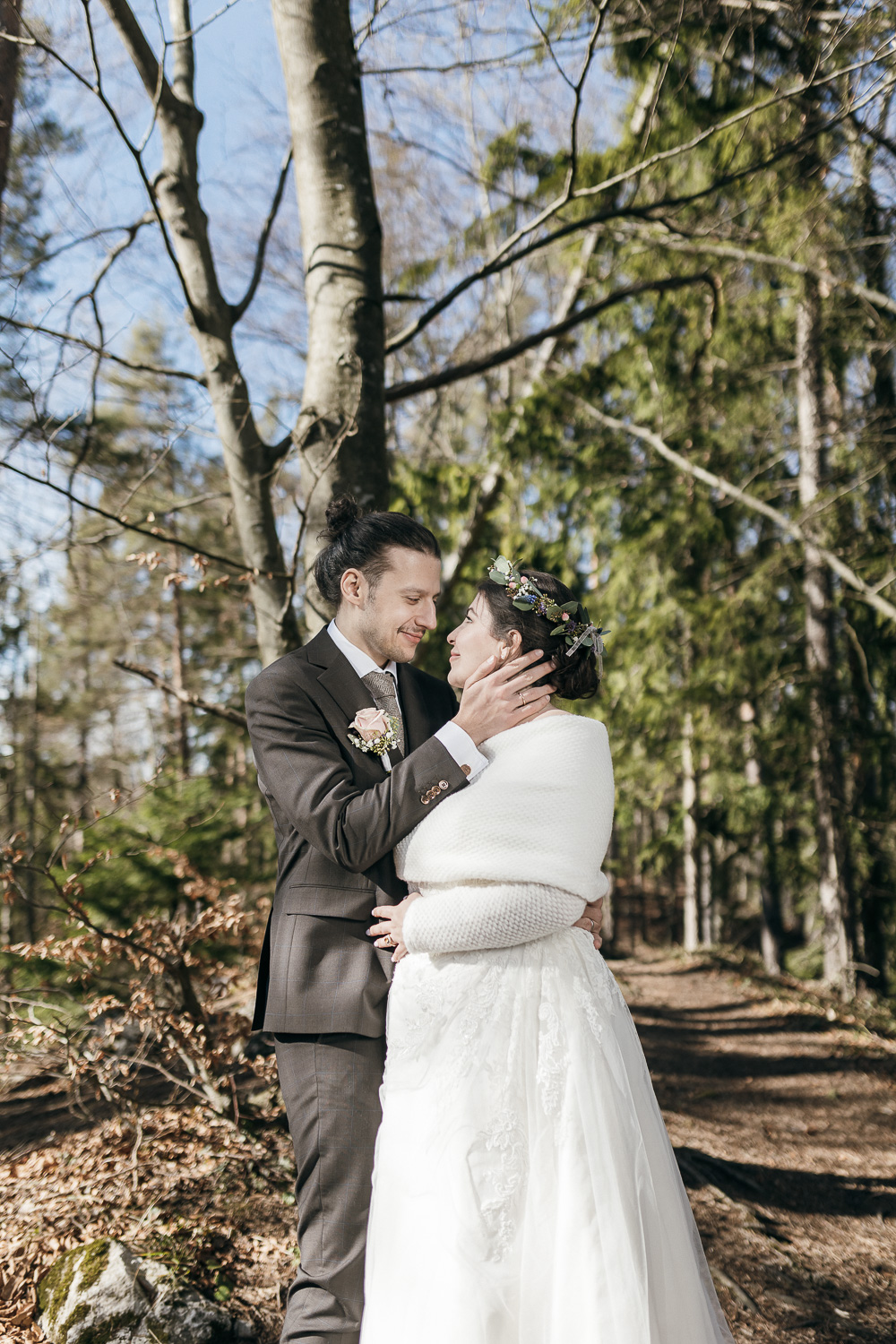 Brautpaarshooting beim Elopement im Feber bei strahlendem Sonnenschein in einem Wald bei Stift Rein, Graz, Steiermark