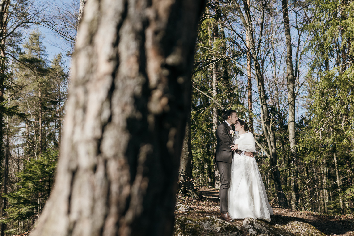 Brautpaarshooting beim intimen Elopement im Winter bei strahlendem Sonnenschein in einem Wald bei Stift Rein, Graz, Steiermark