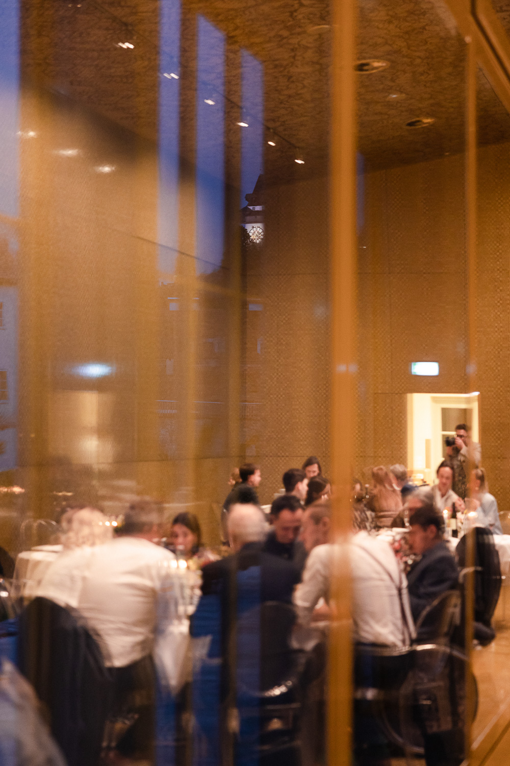 Grazer Uhrturm spiegelt sich in den Fenstern der Orangerie