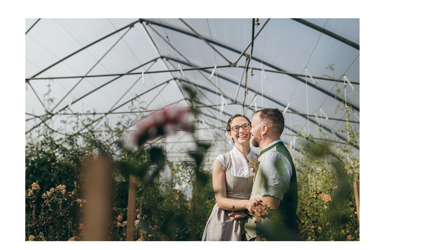 Brautpaar-Shooting im Blumenfeld, Hochzeitsfotograf Vom Hügel