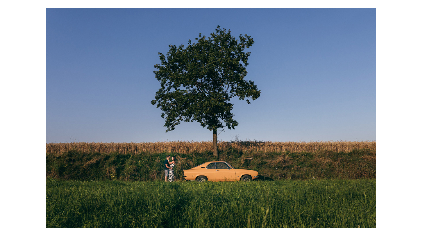 Paarfotos mit Oldtimer in der Steiermark, gelber Opel Manta