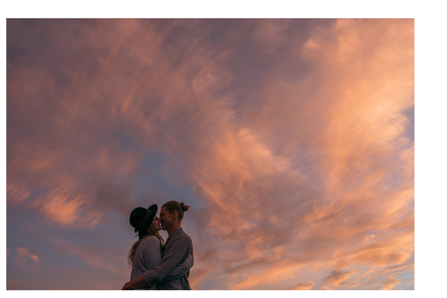 Paarfotoshooting auf der Sommeralm im Grazer Almgebiet vor lila Himmel
