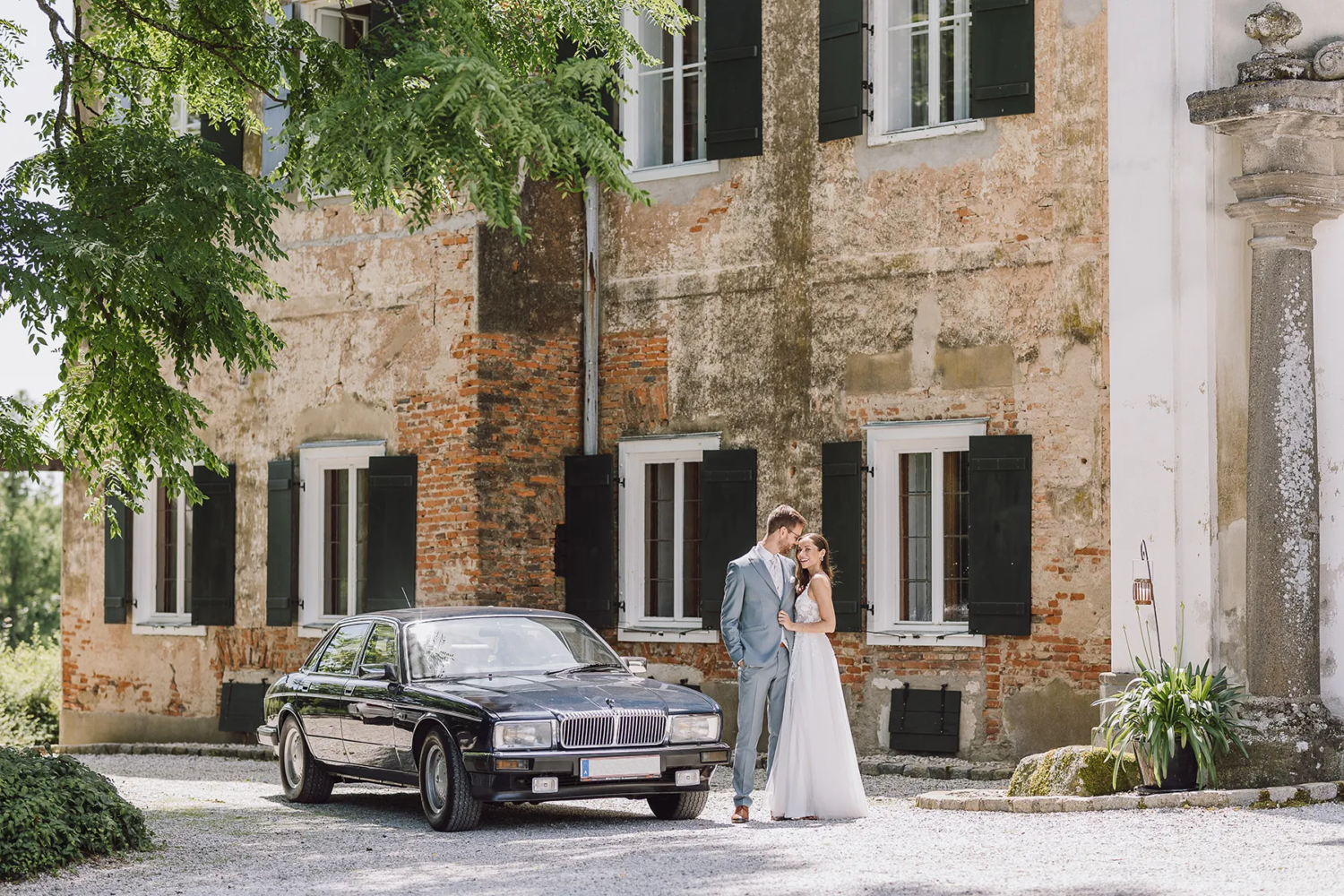 Schlosshochzeit Fürstenfeld, Hochzeitsfotograf Steiermark, Brautpaarshooting mit Oldtimer