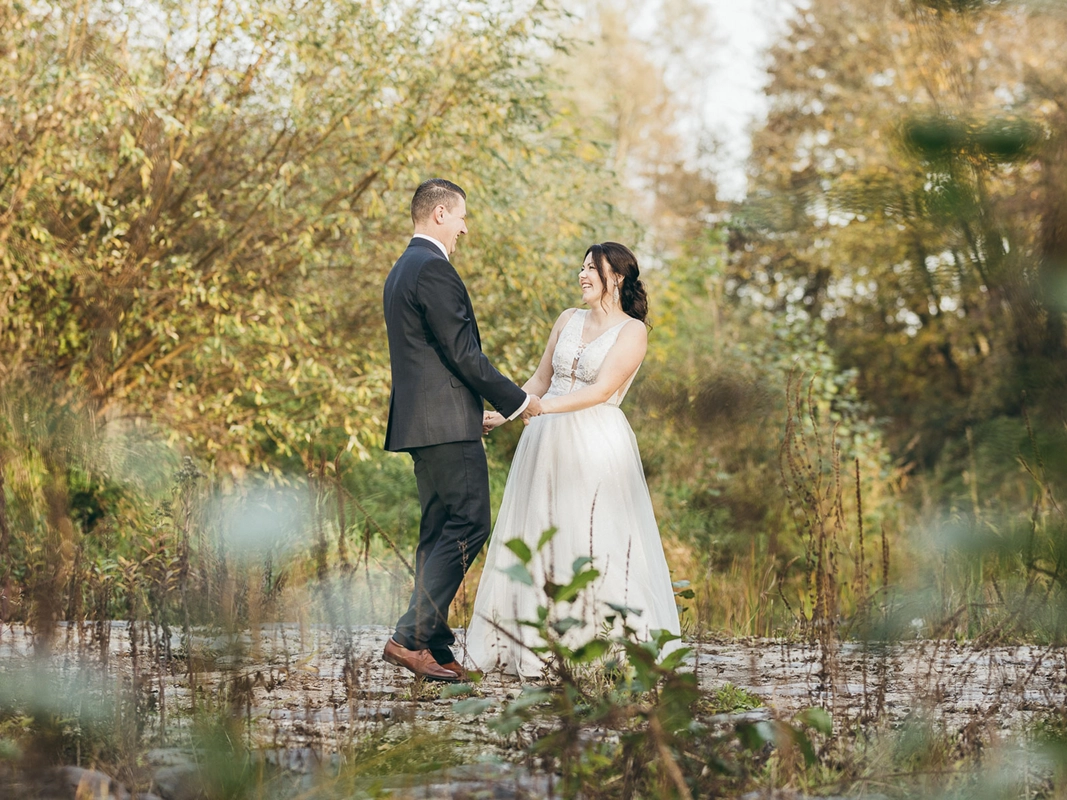 after-wedding-shooting-hochzeitsfotograf-steiermark-herbst-a-wild-emotion-mobil-2026 Natürliche Portraits von Braut und Bräutigam – entspanntes After-Wedding-Shooting im Herbst an der Raab in der Steiermark