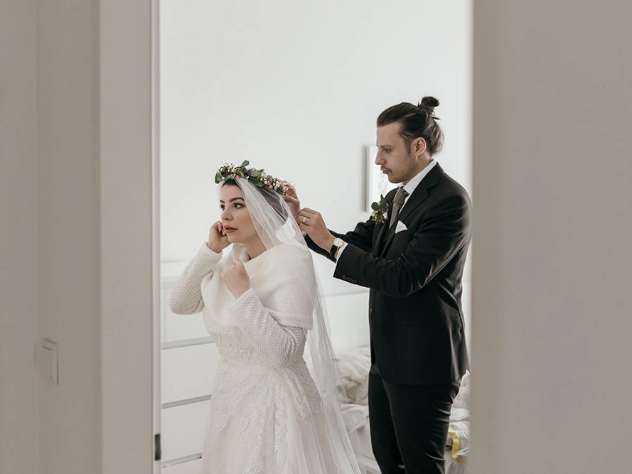 atemberaubende-hochzeitsfotos-authentisches-getting-ready-fotograf-hochzeit-stift-rein-graz-a-wild-emotion-mobil-2026 Du überlegst, ob du ein Getting-ready machst? Wir empfehlen ein gemeinsames Getting-ready: extraviel intime Momente für Braut und Bräutigam