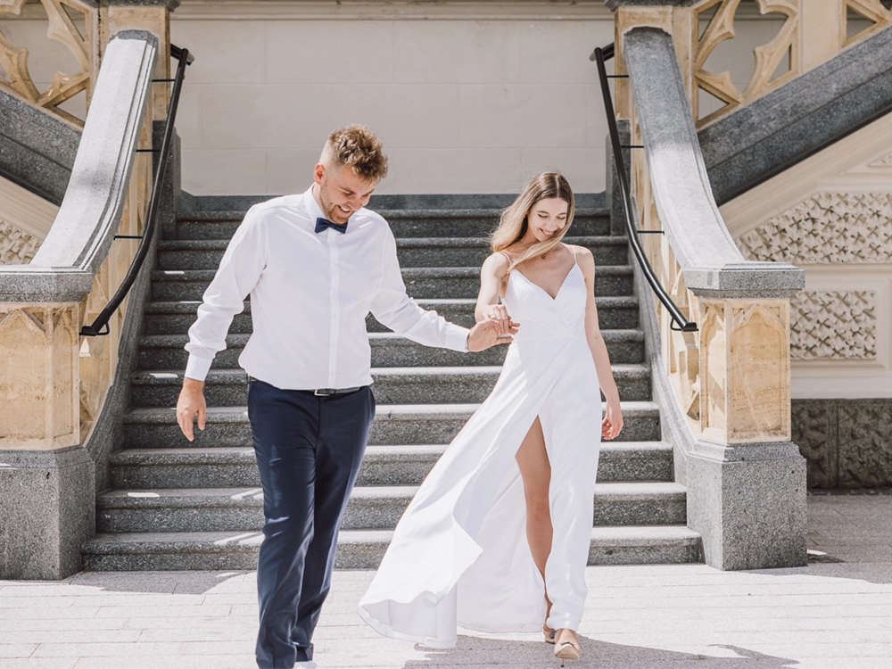authentische-hochzeitsfotos-feldbach-suedoststeiermark-hochzeitsfotograf-a-wild-emotion-mobil-2026 Wie gelingen Hochzeitsfotos für die Sommerhochzeit? Passende Uhrzeit, ein hübsches Paar und ganz viel Zeit für eure Wünsche als Brautpaar