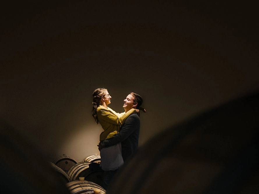 echte-momente-Herbsthochzeit-fotograf-steiermark-a-wild-emotion-mobil-2026 Du suchst außergewöhnliche Hochzeitsfotos? Wir fotografieren bei Regen, in der Buchhandlung oder wie hier im Whiskeykeller bei Ruotkers in Riegersburg, dem House of Whiskey, Gin und Rum
