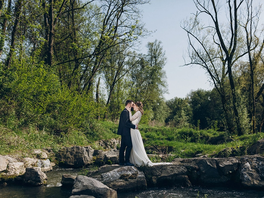 emotionale-hochzeitsfotos-kirchberg-fruehling-a-wild-emotion-mobil-2026 Du willst im Frühling heiraten? Die Natur strahlt mit dem Brautpaar um die Wette wie bei dieser Hochzeit in der Südoststeiermark