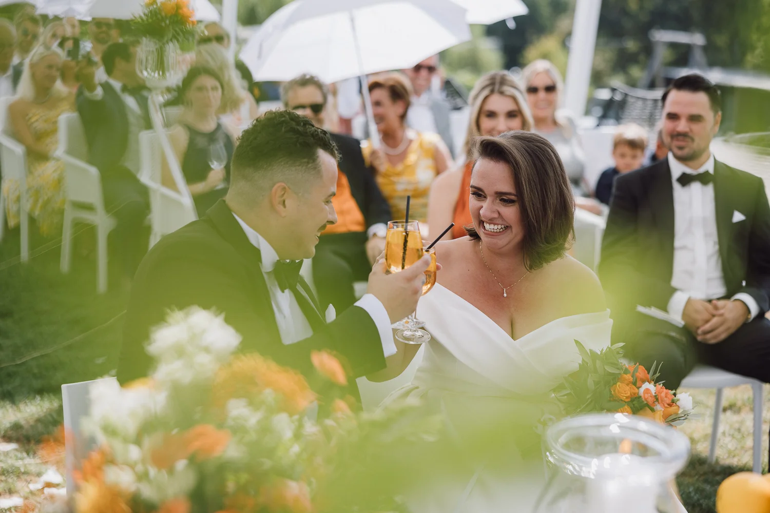 Prost auf ein gemeinsames Eheleben – wundervolle Trauung im Freien am Hannersberg im Burgenland, begleitet von Hochzeitsfotografen aus der Steiermark