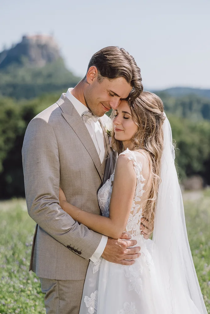 hochzeitsfotograf-steiermark-fotograf-steiermark-brautpaar-riegersburg-2026-a-wild-emotion-titel Als Fotografen aus Gleisdorf und Hochzeitsfotografen, die in der ganzen Steiermark unterwegs sind, begleiten wir Brautpaare für ihre Hochzeit überallhin. So wie diese Braut und diesen Bräutigam beim Brautpaarshooting vor der Riegersburg in der Südoststeiermark